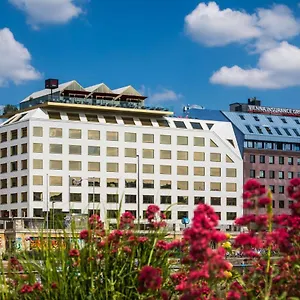 Radisson Red Hotel, 酒店